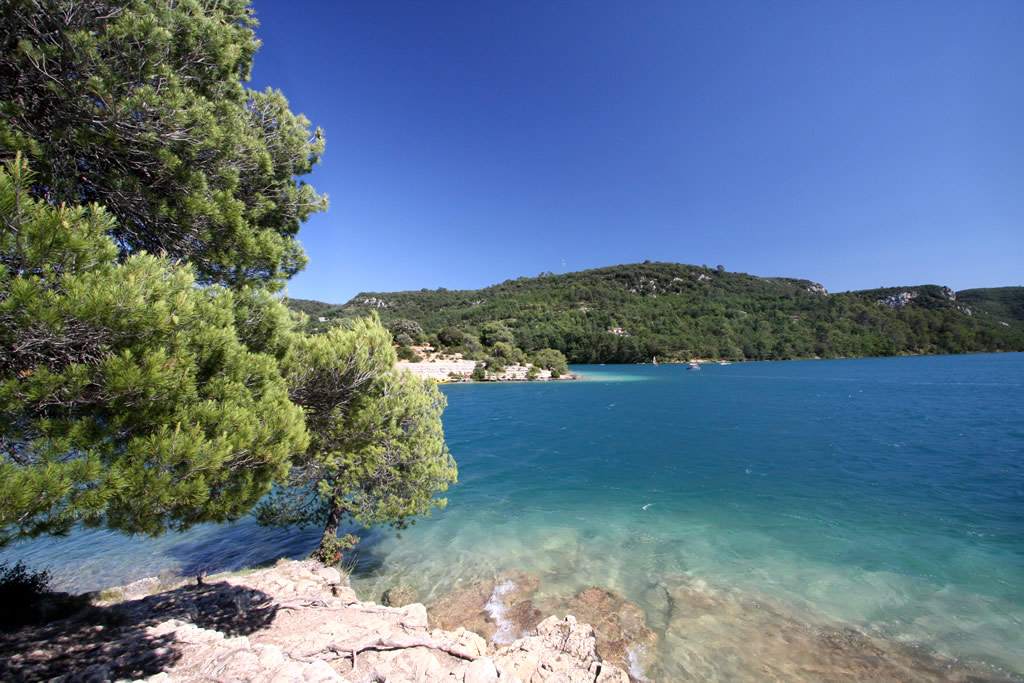 Lac d'Esparron eaux turquoises