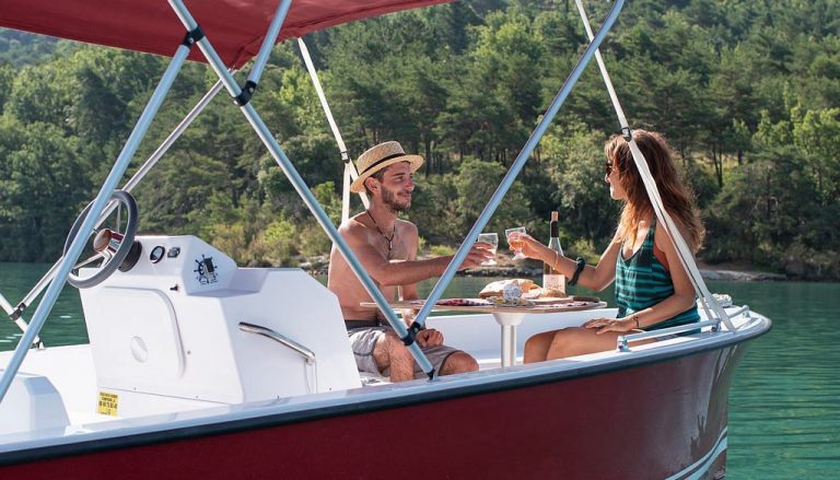 Apéro en bateau électrique sur les basses gorges du verdon